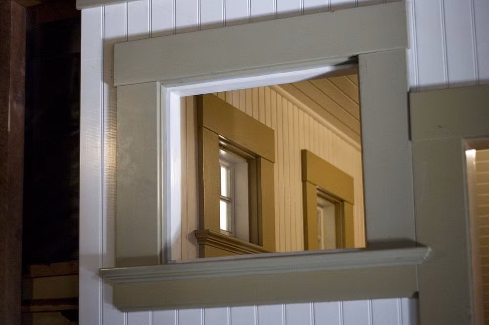 Bà còn bị ám ảnh với con số 13 nên ngôi nhà của bà thường thể hiện rõ điều này khi cửa phải có 13 ô kính, sàn nhà có 13 ván gỗ, mỗi phòng có 13 cửa sổ... Ảnh: Sean Hoyer/Flickr.