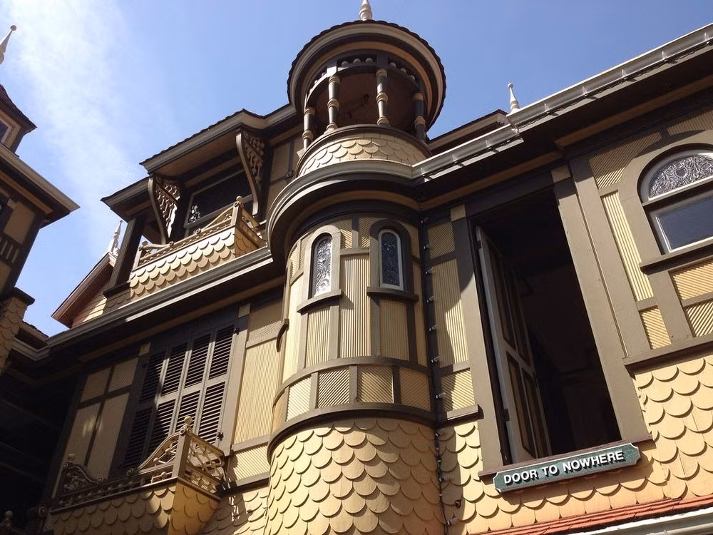 Chính vì vậy, trong 38 năm, bà đã cho xây dựng căn biệt thự 7 tầng với 160 phòng, 10.000 cửa sổ, 47 cầu thang, 13 phòng tắm, 47 lò sưởi, 6 nhà bếp, khoảng 2.000 cánh cửa, nhiều lối đi bí mật, cầu thang chẳng dẫn tới đâu hay những cánh cửa mở ra khoảng không vô nghĩa... Ảnh: Wayne Taylor/Flickr.