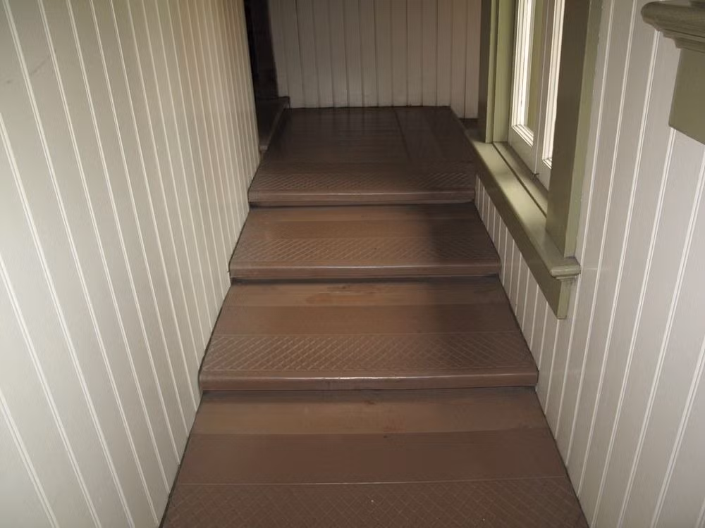 Sau 38 năm xây dựng ngôi nhà kỳ lạ trên, bà Wincheste đã biến dinh thự thành một mê cung. Theo lời một số nhân chứng, mỗi tối bà đi khắp ngôi nhà để thoát khỏi sự đeo bám của các hồn ma. Do vậy, người ta tin rằng nữ góa phụ hóa điên. Đến năm 1922, nữ góa phụ qua đời trong một giấc ngủ sâu khi 83 tuổi. Kể từ đó, ngôi nhà mới dừng quá trình xây dựng. Ảnh: Craig Glassner/Flickr.