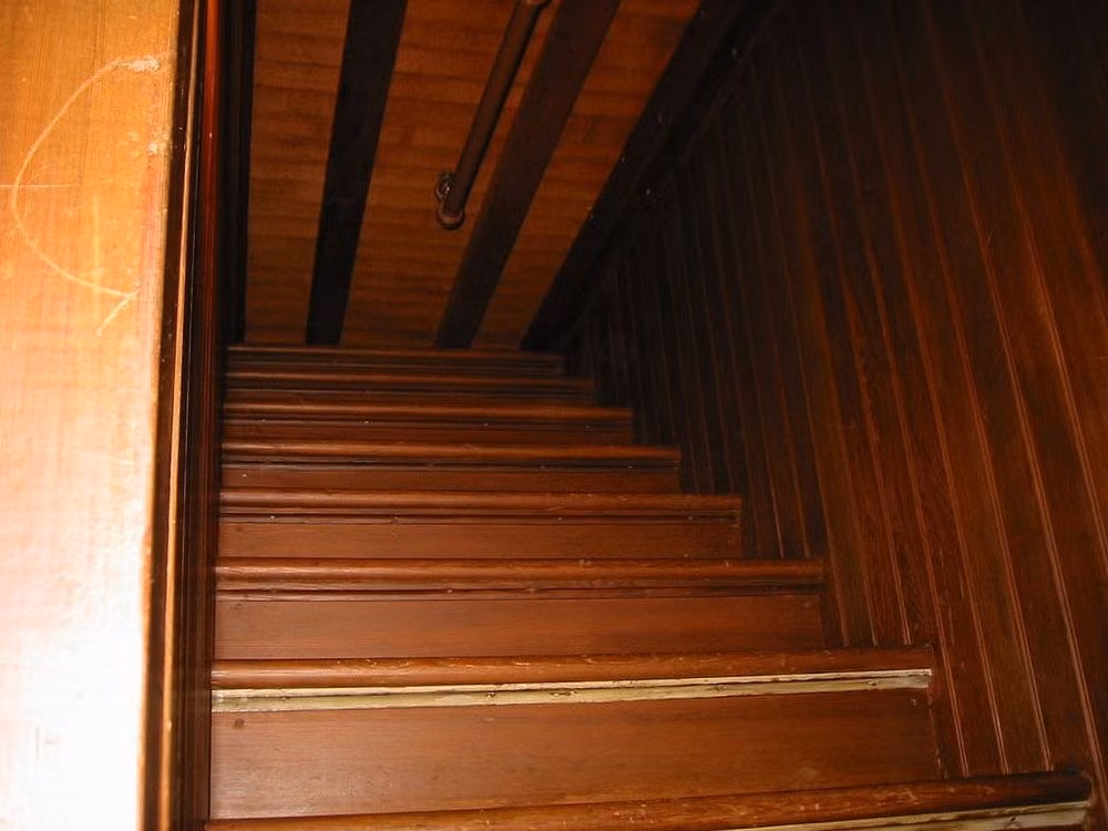 Vào mỗi buổi sáng, nữ góa phụ sẽ gặp người phụ trách xây dựng vào mỗi sáng để chỉ đạo công việc xây dựng của ngày hôm đó. Do ý tưởng xây dựng luôn thay đổi nên khi các công nhân không làm việc, bà Wincheste còn tự phá bỏ hoặc sửa chữa một số phần của ngôi nhà. Ảnh: Gerald Azenaro/Flickr.