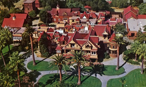 Nằm bên cạnh một đường cao tốc lớn ở San Jose, California, Mỹ, ngôi biệt thự Winchester Mystery do góa phụ nổi tiếng nước Mỹ Sarah Wincheste cho người xây dựng. Bà là vợ của William Wirt Winchester - người thừa kế gia sản khổng lồ của công ty vũ khí Winchester Repeating.