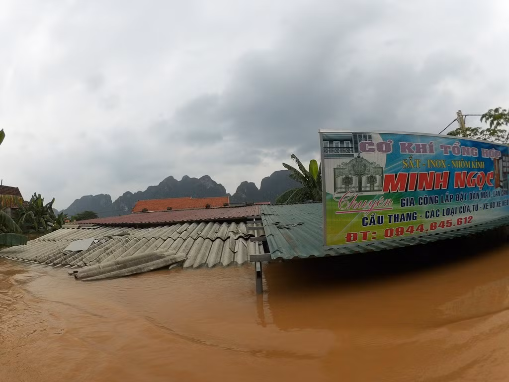 Khoảng 13h chiều 1/11, lũ chạm mái rất nhiều ngôi nhà ở Văn Hóa.