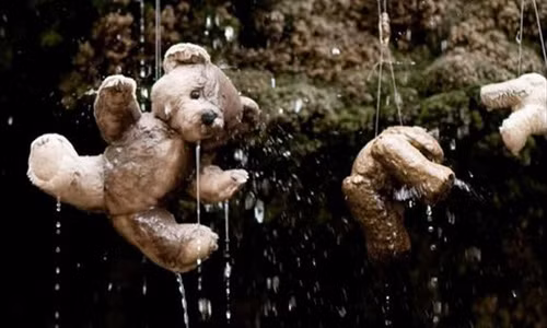 Knaresborough ở North Yorkshire là nơi tồn tại một chiếc giếng đặc biệt. Cụ thể, nước chảy xuống từ một mỏm đá trông như bộ đầu lâu đang cười nhưng mọi đồ vật như búp bê, xe đạp... bị nhỏ nước vào đều biến thành đá. Quá trình biến đổi này thường diễn ra trong khoảng 3-5 tháng.