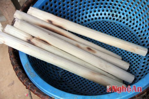 Từ lâu, cơm lam của đồng bào dân tộc được biết đến là món ăn đặc sản. Nhu cầu thưởng thức ngày một lớn nên cơm lam được bày bán tại nhiều nhà hàng ở các huyện vùng cao.