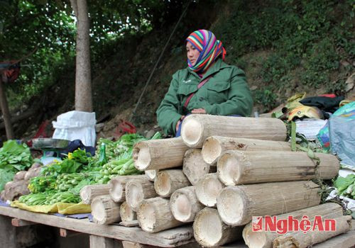 Trong các ống mét là sâu măng do người dân tìm bắt từ trong rừng. Vào ngày mưa lạnh, món sâu măng cũng được nhiều người ưa dùng.