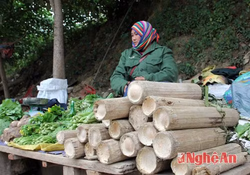 Trong các ống mét là sâu măng do người dân tìm bắt từ trong rừng. Vào ngày mưa lạnh, món sâu măng cũng được nhiều người ưa dùng.