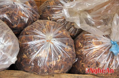 Măng rừng còn có một cách bảo quản nữa là phơi khô, cất trữ cẩn thận. Măng khô thường được dùng để hầm canh xương hoặc nấu với thịt, xào cùng miến... món ăn khá phổ biến trong ngày Tết.