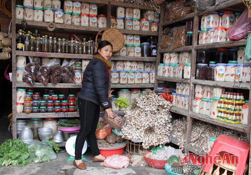 Một số gia đình chuyên bán các loại sản vật địa phương, như: măng muối, tỏi củ, ớt ngâm...