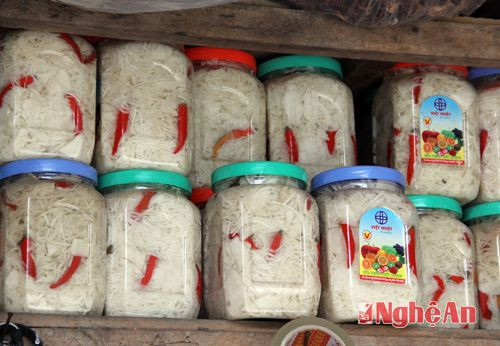 Mùa măng rừng đã hết nhưng măng vẫn còn được giữ bằng cách muối chua cùng ớt cay và tỏi là món ăn hấp dẫn trong ngày lạnh.