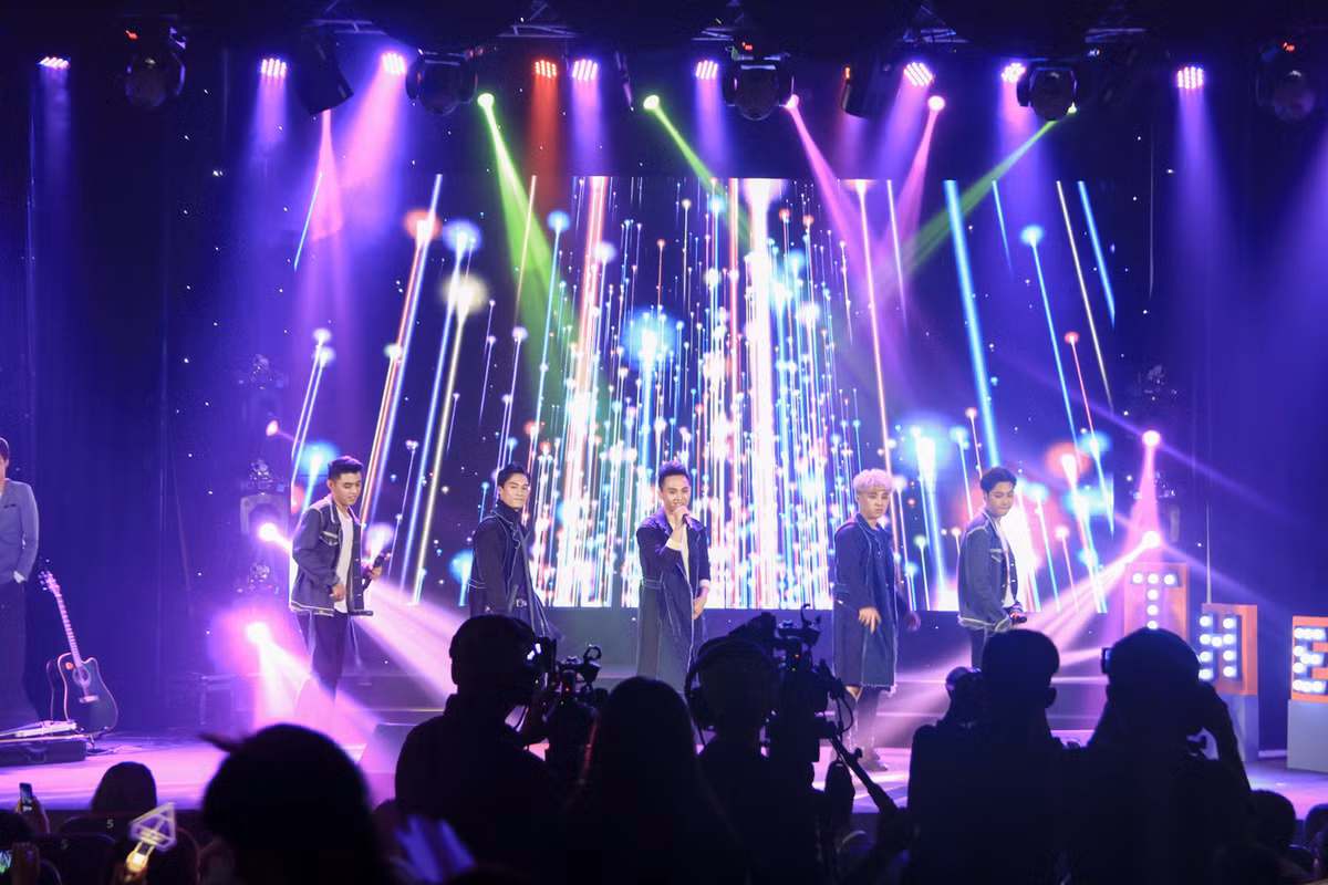 Nhom nhac The Air bieu dien sung trong ngay ra mat-Hinh-2