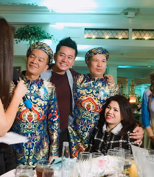 Trong ngày vui của Châu Tuấn, nhiều sao Việt như: Thúy Nga, Trương Minh Cường, Thanh Thảo,... đã có mặt để chúc mừng. Không khí đám cưới diễn ra rất vui vẻ, có cả tiết mục văn nghệ của các nghệ sĩ hải ngoại gửi đến cặp đôi. Ảnh: Ngoisao