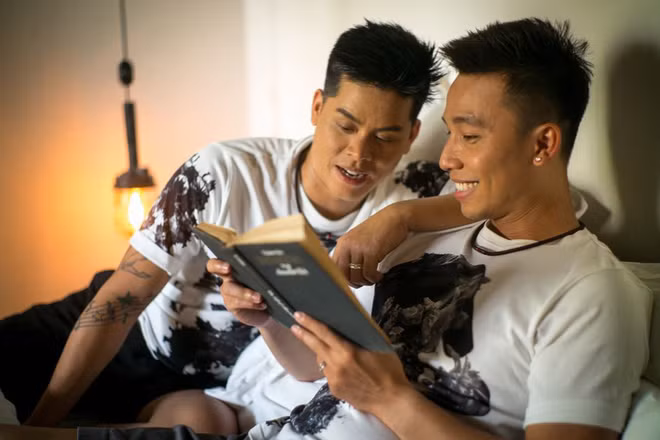 Chuyện tình 10 năm của John Huy Trần và người yêu đồng tính cũng gây chú ý. Mới đây, biên đạo múa nổi tiếng tung bộ ảnh đời thường chụp cùng với người tình như chuẩn bị cho bộ ảnh cưới trong tương lai. Ảnh: FBNV.