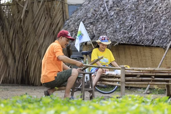 Từ năm 3 tuổi, bé Bào Ngư đã được thu âm bài hát đầu tiên “Bắc Kim Thang”. Sau đó nhìn thấy tài năng của con gái mà bố Yên Lam đã thu hẳn một DVD “Em đi chơi thú nhún”. Từ đó, cô bé này nổi danh trên YouTube với giọng ca trong trẻo dễ thương và hồn nhiên. Cặp bố con hy vọng qua "Bố ơi! Mình đi đâu thế" 2017, bé sẽ được trải nghiệm cuộc sống nhiều hơn. Ảnh: Vietnamnet.