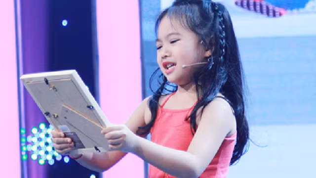 Cô bé có vẻ đẹp thiên thần chiến thắng ngoạn mục trong phần thi tài năng và ứng xử ngây thơ, thông minh của mình. Con gái của Tiến Lộc khiến khán giả cười nghiêng ngả theo từng câu thoại "bá đạo" và những lần "sử dụng" loạt hit "Chúng ta không thuộc về nhau", "Người ấy". Màn kịch ngắn "bỏ nhà ra đi" đầy hồn nhiên trong sáng. Ảnh: Vietnamnetvideo.