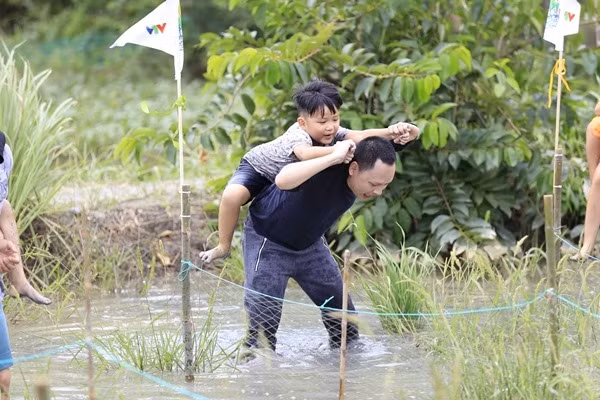  Nguyễn Hải Phong - con trai Xì Trum. Nguyễn Hải Phong là một cái tên không còn xa lạ trong làng nhạc và trên truyền hình. Tuổi còn khá trẻ nhưng anh đã gặt hái được nhiều thành công và được mọi người yêu quý bởi tính cách điềm tĩnh, các sản phẩm âm nhạc chất lượng. Ảnh: VTC.
