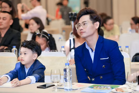 Đến với "Bố ơi! Mình đi đâu thế?" cũng là lần đầu tiên Hồng Phúc chia sẻ về bệnh tình của bé Chip. Bé từng bị bệnh viện trả về khi mắc bệnh tim bẩm sinh quái ác “thất phải hai đường ra và hẹp động mạch phổi”. Nam MC từng phải bán nhà để lấy tiền lo cho con, dốc hết sức lực và tâm huyết để con được khỏe mạnh. Ảnh: Giadinh.net.