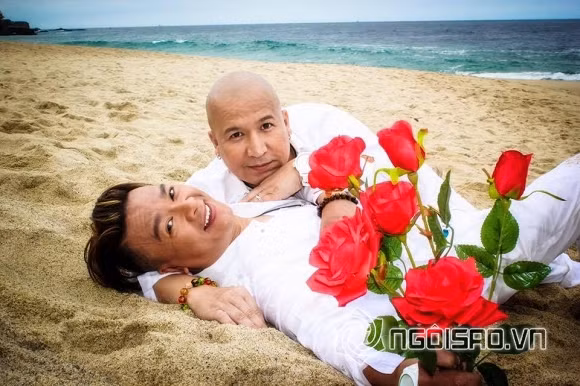 Hôn lễ đồng tính của ca sĩ hải ngoại Châu Tuấn. Chàng ca sĩ hải ngoại cùng người yêu Hoàng Phạm đã có một đám cưới linh đình tại Mỹ. Mối tình của hai người trải qua không ít sóng gió trước khi quyết định cùng nhau xây dựng mái ấm chung. Ảnh: Ngoisao