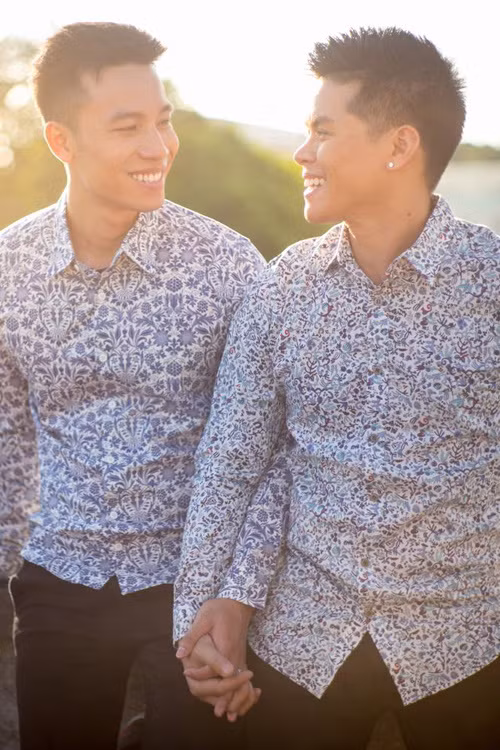 John Huy Trần và bạn trai trải qua mối tình gần 10 năm và một đám cưới không phải là điều quá lạ. John Huy cho rằng, thời gian yêu nhau đã khá lâu vì thế muốn cùng bạn trai của mình xây dựng tổ ấm, chung sống với nhau đến suốt cuộc đời. Cả hai đã có kế hoạch tổ chức một đám cưới hạnh phúc vào năm 2018 và người hâm mộ đang chúc phúc cho họ. Ảnh: Motthegioi