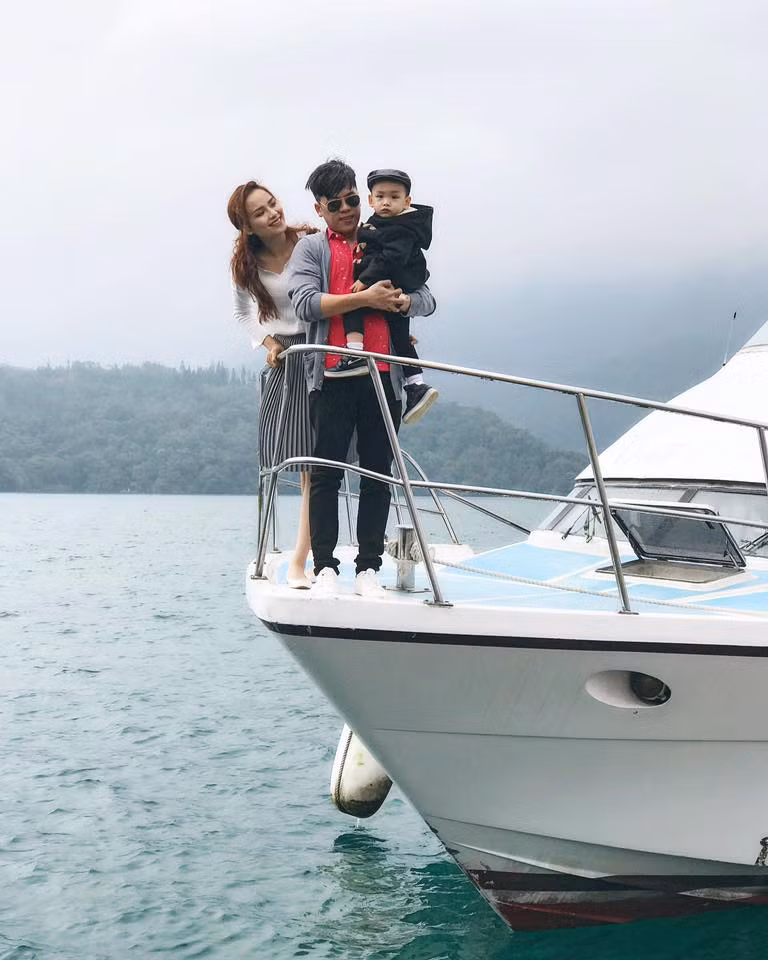 Nói về cuộc sống hiện tại, người đẹp sinh năm 1990 từng viết: "Tôi không có những hình ảnh sang chảnh bằng chị bằng em, nhưng tôi hy vọng mình đang sống cuộc sống không tầm thường như bao người".