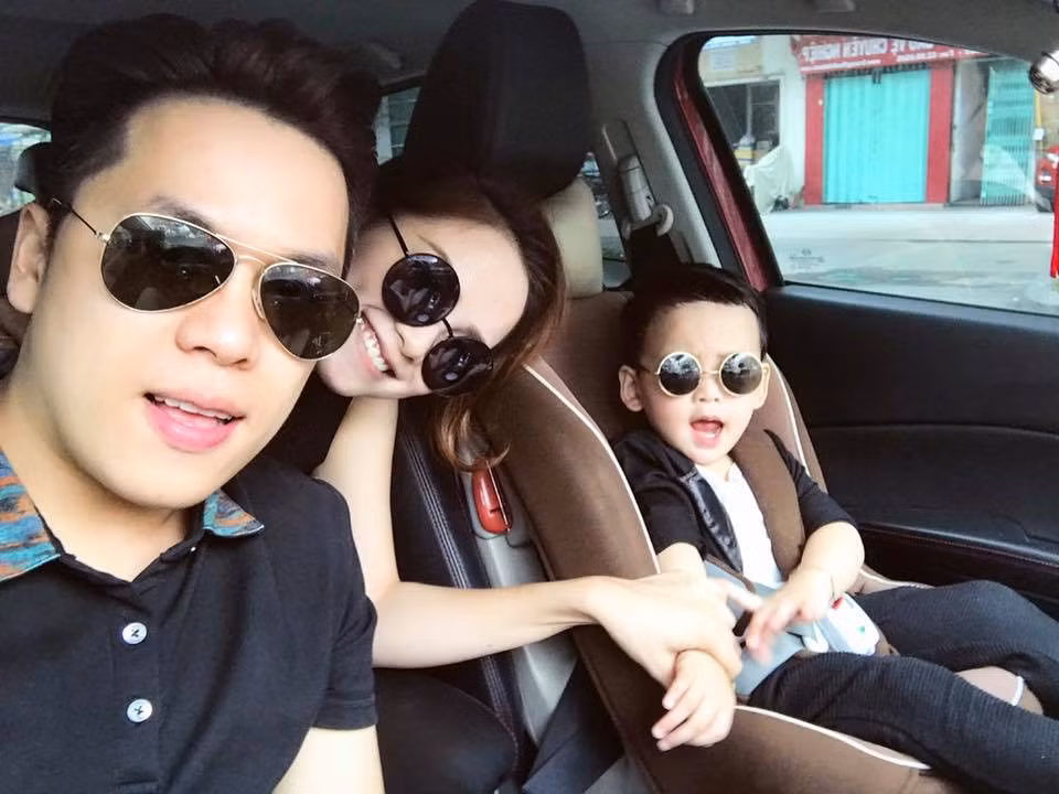 Tuy vậy, hoa hậu Thế giới người Việt 2010 nhanh chóng xóa tan tin đồn ly tán và trả lời, chuyện đăng ảnh hay không không quan trọng, mà vợ chồng cô sống bên nhau thế nào mới đáng nói.