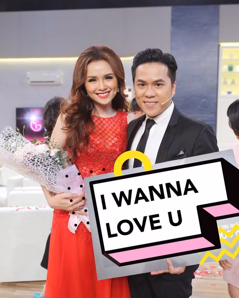 Chồng Hoa hậu Lưu Diễm Hương chỉ là một quản lý trung tâm thể hình nhưng rất yêu thương vợ con. Anh thường xuyên tháp tùng cô đi dự sự kiện. Theo như hoa hậu thổ lộ, anh luôn là người an ủi, bên cạnh cô lúc khó khăn.