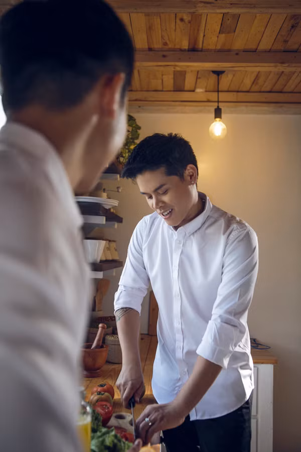 Sau bộ ảnh này có lẽ là một đám cưới hạnh phúc bởi John Huy Trần đã nghĩ tới chuyện mua nhà, sống cùng người yêu cho đến già. Giám khảo nổi tiếng cho rằng, bạn trai anh đã là một phần của anh và ngược lại. Ảnh: Phunuvacuocsong.