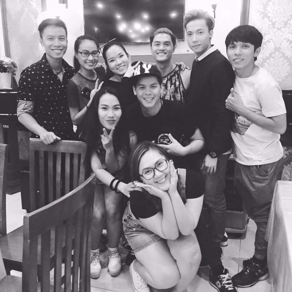 Nhiều đồng nghiệp, "học trò" của John Huy đều biết người yêu nhiều năm của anh. Cặp đôi cũng làm những việc khác như đi chơi, cùng chơi thể thao, tập gym và thích shopping hoặc gặp gỡ bạn bè. Ảnh: Vietnammoi.