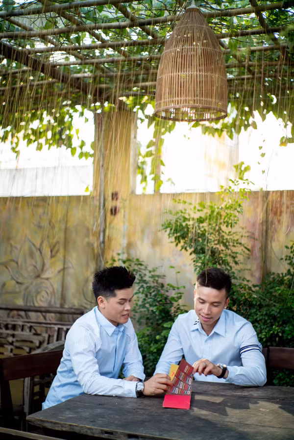 Sau video cầu hôn lãng mạn, John huy Trần liên tục có những bộ ảnh rất tình tứ cùng bạn trai và họ cũng công khai hình ảnh trước công chúng nhiều hơn. Ảnh: Còi.