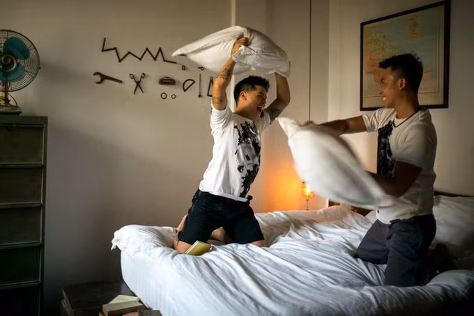 Gần đây, John Huy Trần tung bộ ảnh đời thường như tiền đề cho bộ ảnh cưới. Loạt ảnh như lời chia sẻ của cặp đôi với người hâm mộ về cuộc sống mà họ đang tận hưởng. Ảnh: Baodautu.