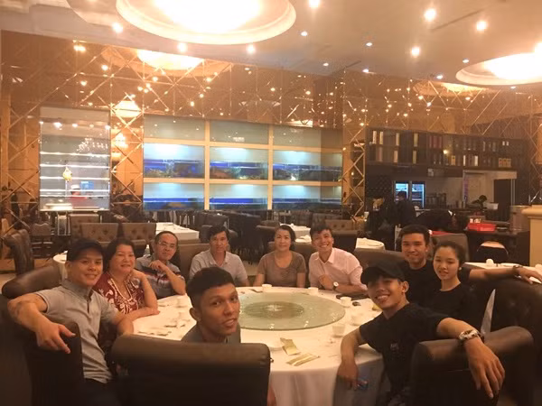 Chuyện tình của hai người may mắn được gia đình đôi bên ủng hộ. Ban đầu hai gia đình và họ hàng vẫn chưa quen nhưng sau đó tất cả đều thông cảm và chúc phúc cho hai người. Ảnh: FBNV.