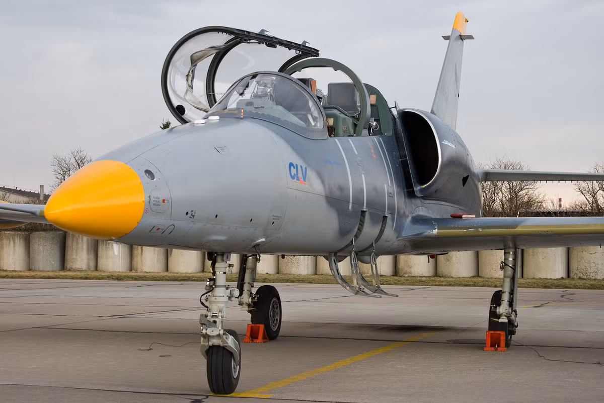 Chủ tịch kiêm Giám đốc điều hành Giuseppe Giordio - người từng có thời gian là CEO Alenia Aermacchi cho biết: "Việc tích hợp động cơ FJ44 là cần thiết bởi việc hỗ trợ động cơ AI-25 do Ukraine sản xuất đã gặp khó khăn trong vài năm qua".