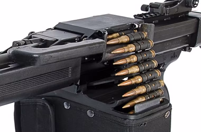 Thông thường, NG7 sẽ sử dụng dây đạn tự ra M13. Dây đạn sẽ được đựng trong hộp Polyme hoặc túi vải chuyên dụng với sức chứa 125 viên. Súng sử dụng đạn 7,62mm x 51mm. Súng có tốc độ xạ kích từ 850 - 1.050 viên/phút, súng có tầm tác chiến hiệu quả từ 800m đến 1200m tùy theo loại nòng trang bị.