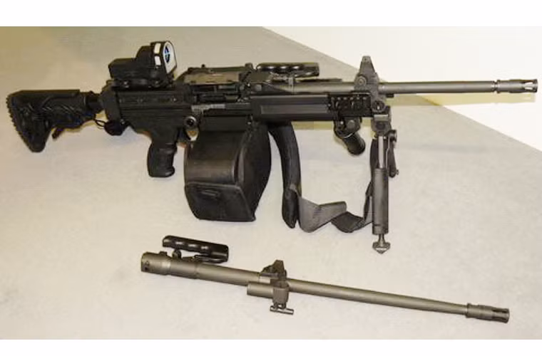 Súng sử dụng nhiều vật liệu polymer cao phân tử, trong đó có ốp lót tay. Với thiết kế độc đáo, quai xách vừa có chức năng vận chuyển súng, vừa đóng vai trò hỗ trợ trong việc thay thế nòng súng nhanh chóng khi tác chiến ở cường độ cao mà không phải dùng dụng cụ tháo nòng chuyên dụng.