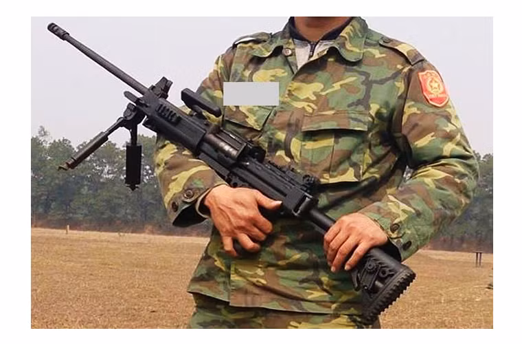 Thước ngắm phía sau được làm phỏng theo các mẫu súng trường tấn công của Mỹ và tương tự như các loại súng đang phục vụ trong IDF với khả năng diều chỉnh tầm bắn từ 300 - 1.000 m. Thước ngắm này cũng có thể điều chỉnh độ cao và bù hướng gió để đảm bảo độ chính xác.