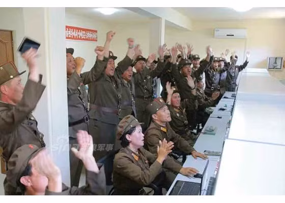 Trong giai đoạn lãnh đạo của ông Kim Jong-un, chương trình tên lửa và hạt nhân của Triều Tiên được thúc đẩy với tốc độ nhanh chưa từng có. Trong năm nay, nước này đã liên tục tiến hành các vụ thử tên lửa đạn đạo có tầm phóng từ vài trăm tới vài nghìn km, cả trên bộ và trên biển khiến bán đảo Triều Tiên luôn trong tình trạng “báo động đỏ”.