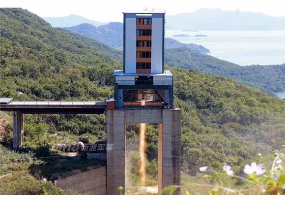 Hình ảnh của KCNA cho thấy vụ thử động cơ tên lửa được thực hiện tại khu vực sát bờ biển.