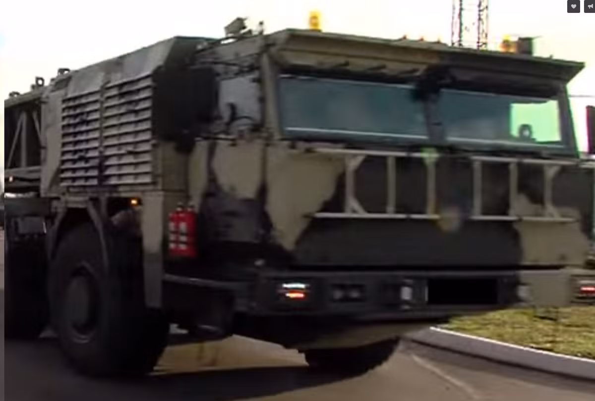 …Nhờ giải pháp này mà so với các xe kéo có cấu trúc thông thường thì không chỉ khả năng chở và công suất tăng lên, mà các tính năng về khả năng thông qua cũng tăng lên đáng kể (khả năng thông qua của ôtô là chỉ tiêu chỉ rõ khả năng xe vượt dốc,vượt hào, đi trên đường mấp mô gồ ghề). Và thậm chí nếu đến hai phần ba các bánh xe bị hỏng thì xe vẫn giữ được khả năng cơ động. Một ưu điểm nữa là không có trục các đăng, mà tính cơ động của xe phụ thuộc rất nhiều vào trục này”.