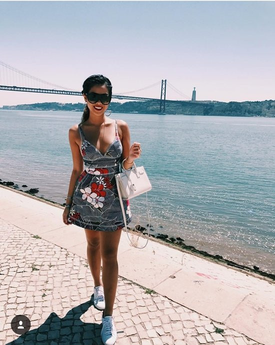 Một mẫu túi yêu thích khác của Thảo Tiên là Sac de Jour của Saint Laurent. Cô thường xuyên diện chiếc màu trắng cỡ nano có giá hơn 45 triệu đồng.