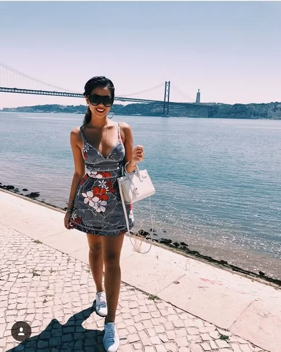 Một mẫu túi yêu thích khác của Thảo Tiên là Sac de Jour của Saint Laurent. Cô thường xuyên diện chiếc màu trắng cỡ nano có giá hơn 45 triệu đồng.