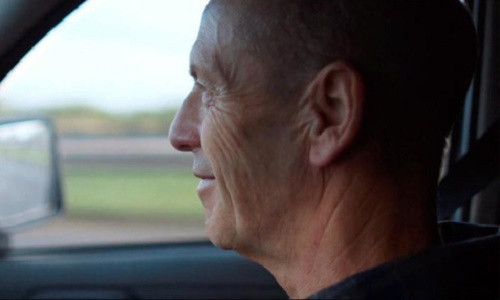 Ông Clive rong ruổi trên mọi nẻo đường để tìm người được hiến tặng.