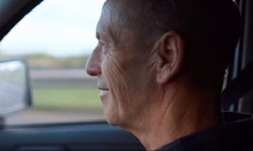 Ông Clive rong ruổi trên mọi nẻo đường để tìm người được hiến tặng.