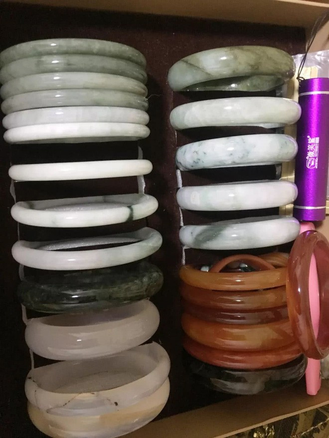 Dù không dùng đến, nhưng cô vẫn mua cả đống vòng vèo mỗi khi cảm thấy thích.