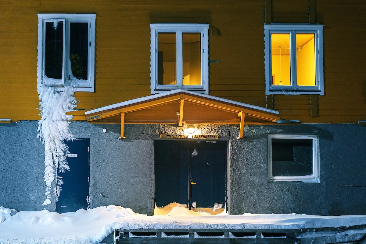 Một mỏ than bị bỏ hoang, cái tên Longyearbyen cũng là tên của một người thợ mỏ.