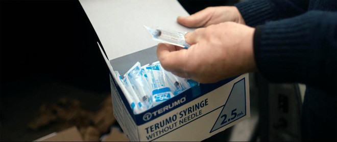 Những xi lanh tinh trùng mà ông Clive sẽ trao cho người cần được giúp đỡ.