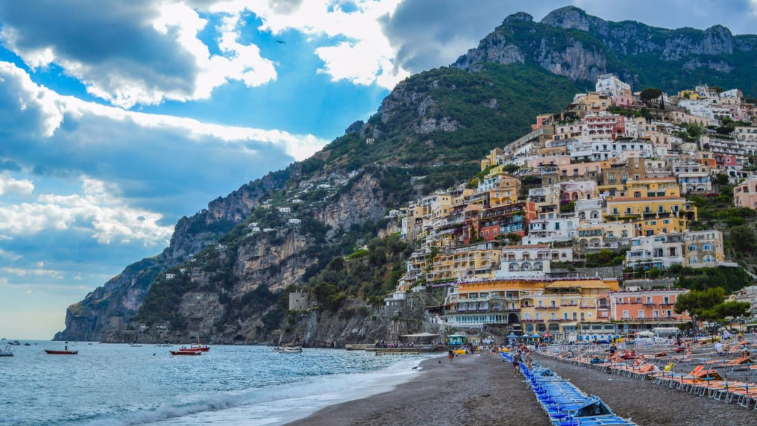 6. Positano, Italia Nằm trên bờ biển Amalfi và chỉ cách thành phố Naples khoảng 1 giờ và phút di chuyển bằng ô tô, ngô làng xinh đẹp Positano từng nhận được cảm tình của Markle, khi cô tận hưởng kỳ nghỉ ở đây vào năm 2016.