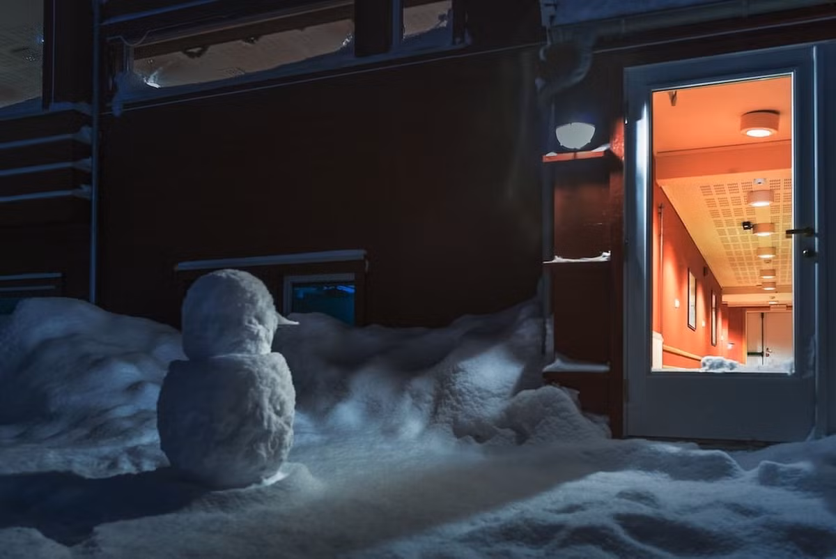 Từ tháng 10 đến tháng 2, hầu như mặt trời không hề ló dạng tại đây. Màn đêm bao phủ suốt 24 giờ cũng là điều kiện tuyệt vời để ngắm nhìn những ánh sáng cực quan vô cùng đẹp mắt.