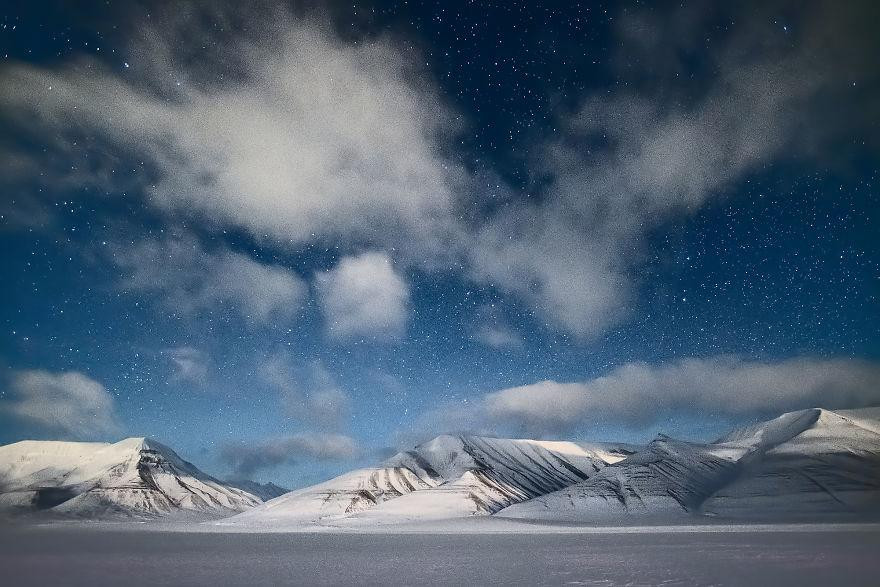 Svalbard vào một đêm trăng tròn. Năm 2006, người ta đã tìm thấy những hóa thạch thời tiền sử ở khu vực vùng núi này.