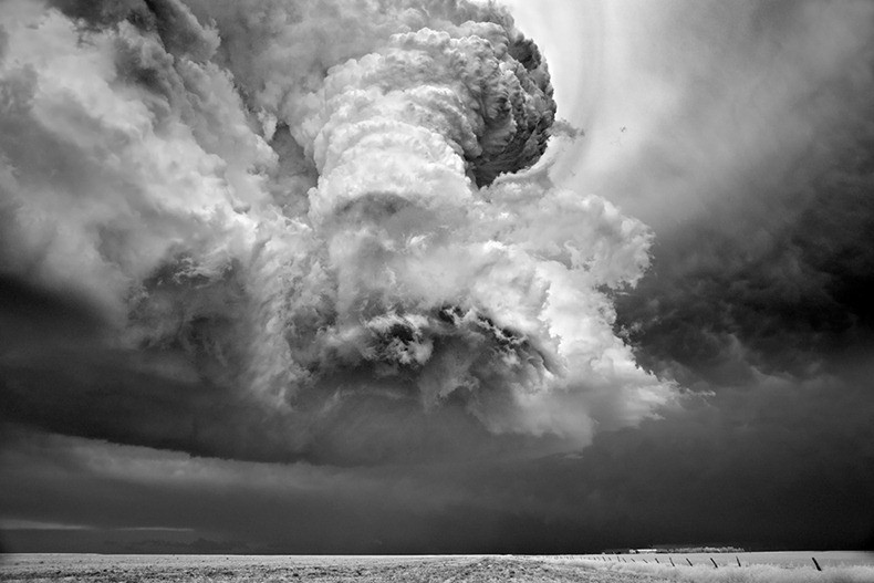 Mitch Dobrowner đã đoạt giải Nhiếp ảnh gia Thế giới năm 2012 do Sony tổ chức phát động với loạt ảnh “ Storms” tuyệt đẹp của mình.