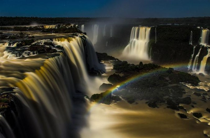 Bức ảnh được chụp lúc 11 giờ tối vào một đêm trăng tròn tại Thác Iguazu, Brazil. Ánh trăng và hơi nước bốc ra từ thác tạo nên cảnh huyền diệu cầu vồng vào ban đêm.