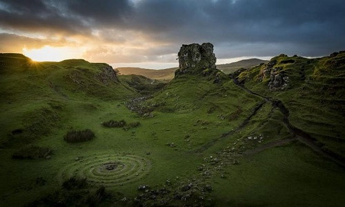 Những hình ảnh thiên nhiên hùng vĩ nhất được các nhiếp ảnh gia chụp lại trong khoảnh khắc thường ngày. Khung cảnh ở Xoắn ốc celtic ở Scotland. Đối với người Ireland cổ đại, nó đại diện cho mặt trời và năng lượng vũ trụ được xem như sinh ra từ đó.